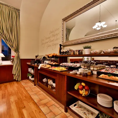 Ξενοδοχείο Julian 4*