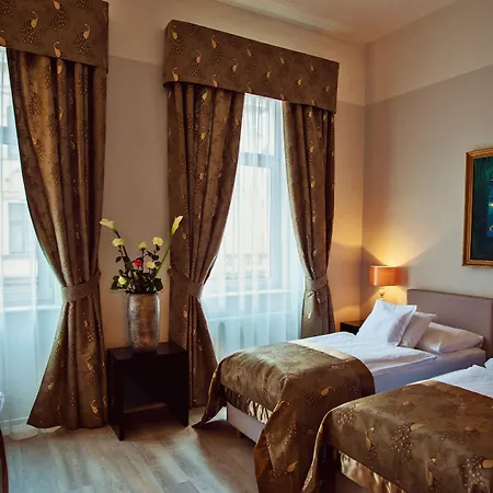 Julian Hotel
